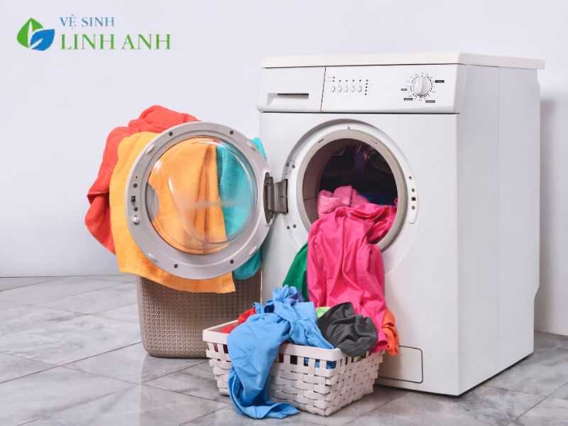 Cách giặt quần áo bị dính xăng dầu